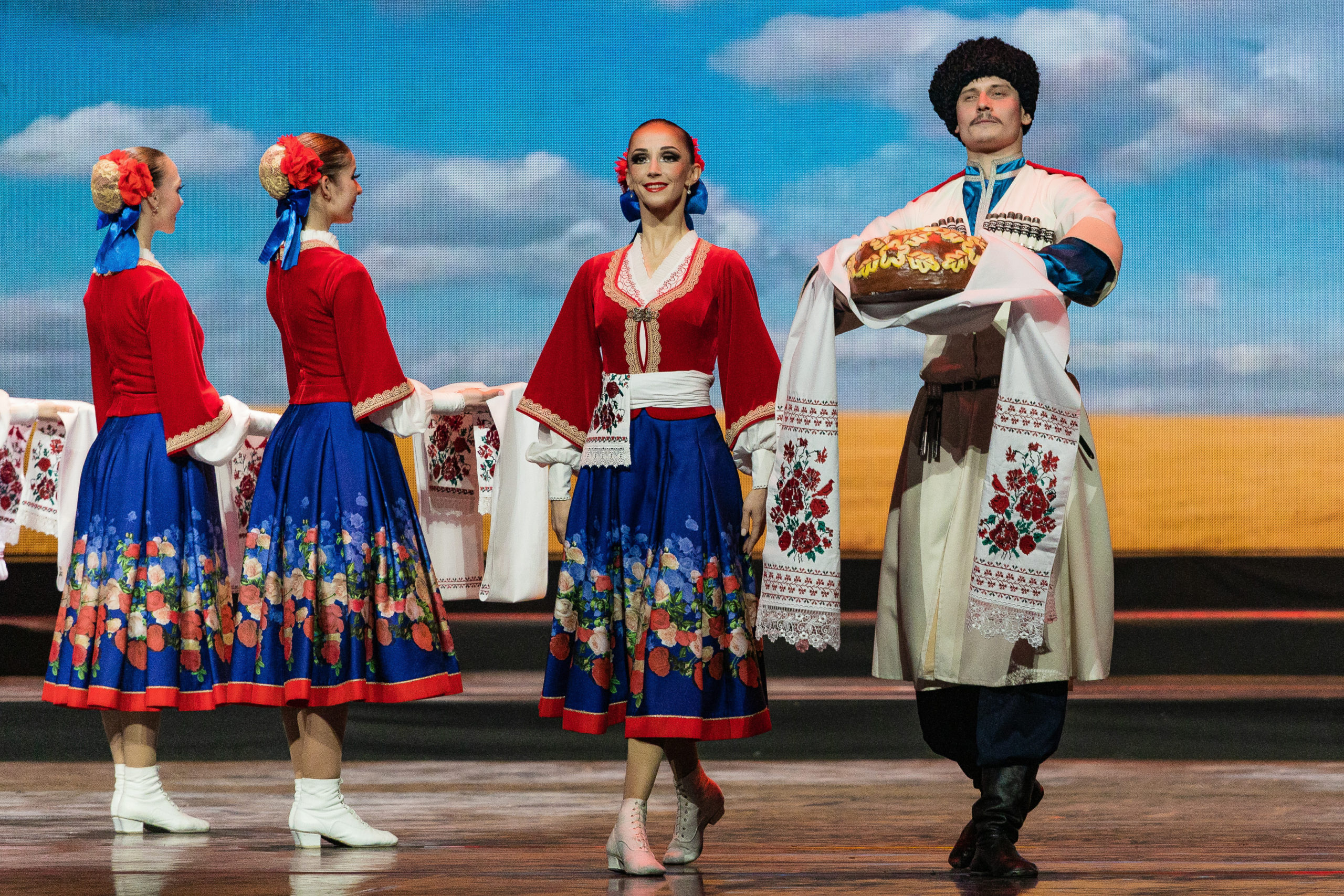 Танцуй и пой россия молодая. Казачий танцевальное платье зеленый. Казаки танцуют. Жюри конкурса танцуй и пой моя Россия.